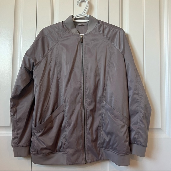 Lululemon Trace Back Bomber
Dark Chrome Size 10 - Picture 7 of 10